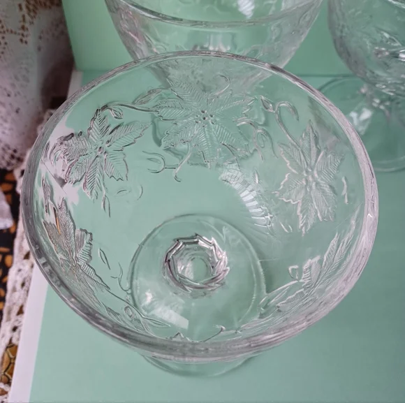 SET OF 4 PRINCESS HOUSE FANTASIA FOOTED DESSERT/SHERBET BOWLS POINSETTIA PATTERN - Picture 8 of 15